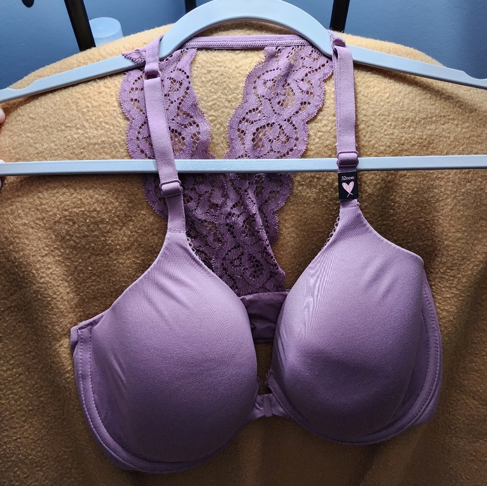 NWT Victoria Secret bra with front clasp.